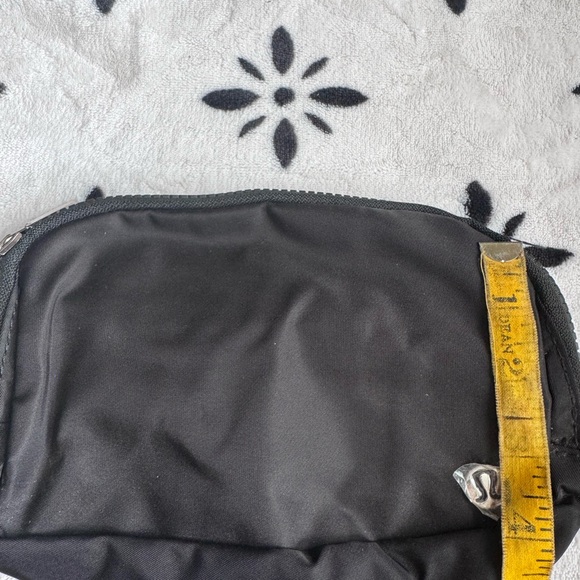 New Without Tags Lululemon Black Crossbody/Belt Bag - Picture 4 of 5